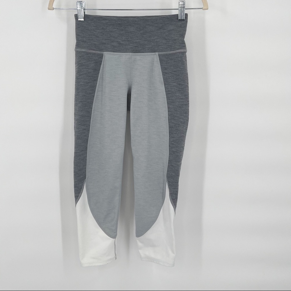 Athleta Cropped Capri Leggings Gray and White Women’s Size XSmall